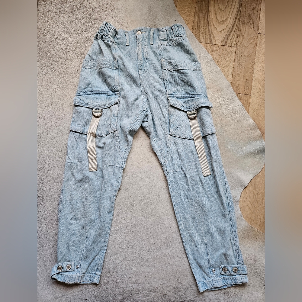 W's Free People Cargo Jeans. Size S.